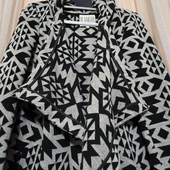 BB Dakota Azra Aztec Hooded Coatigan, Waterfall/Draped Open Front, EUC! - Picture 6 of 11